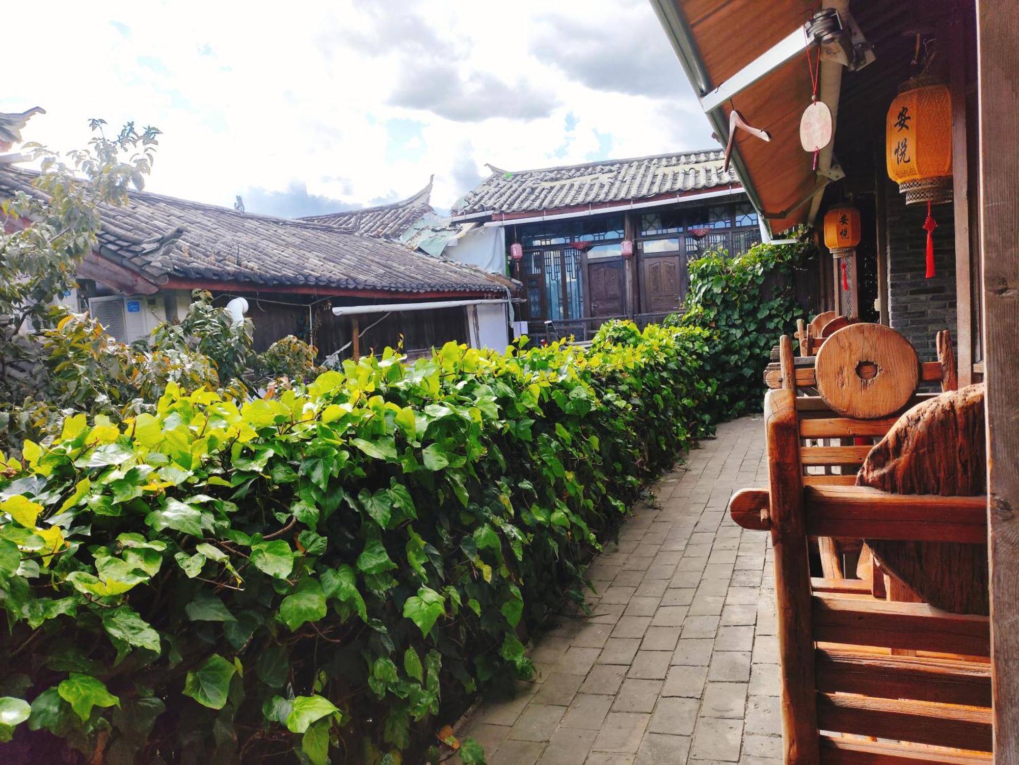 Big Tree Guesthouse - Naxi Old Style Lijiang  Eksteriør bilde